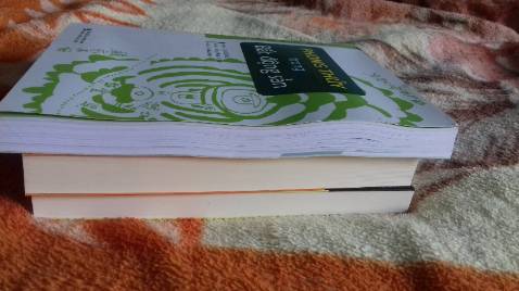 Chào tiki, mình đã mua rất nhiều sách trên tiki và đây là lần đầu tiên mình shock khi nhận sách. Ba cuốn sách gồm Phong thủy trong bất động sản, Donald Trump chiến lược đầu tư bất động sản và Bất động sản căn bản, đều được giao:
1. Không có bọc nilon bên ngoài.
2. Sách phủi đầy bụi.
3. Sau khi lau bụi xong, sách trông rất cũ trong khi sách mới được xuất bản đầu năm 2021.
4. Đặc biệt là cuốn Phong thủy trong bất động sản thì vô cùng cong quẹo, gấp mép.
5. Mình thật sự buồn vì giá sản phẩm và chất lượng bề ngoài của sản phẩm tỷ lệ nghịch nhau.
Mình rất mong tiki cải thiện về chất lượng sản phẩm trước khi giao hàng.
Trân trọng cảm ơn.