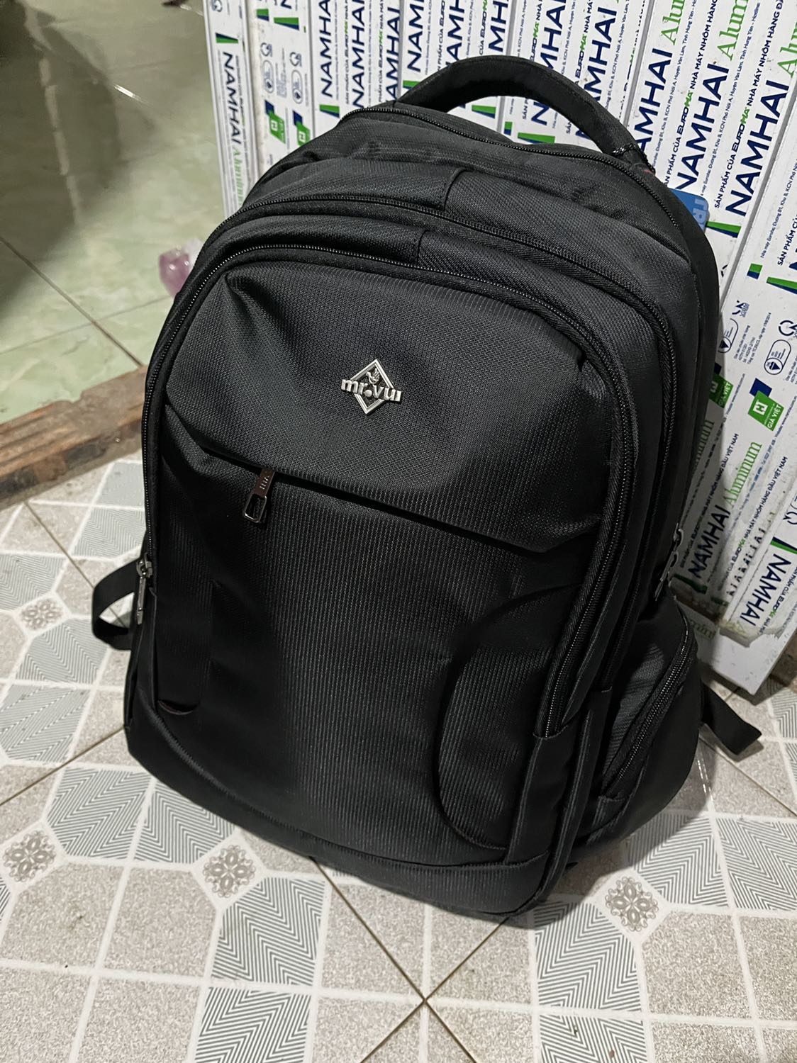 Balo to, nhiều ngăn khá đẹp. Laptop 15,6i vào đẹp phù hợp cả mang đồ lên máy bay cabin. Sau nhiều lựa chọn thì vẫn dùng thương hiệu Việt ủng hộ hàng Việt tại sân nhà. Shop mua lần đầu, shop trên tiki nên chắc là uy tín và chính hãng :). Thanks