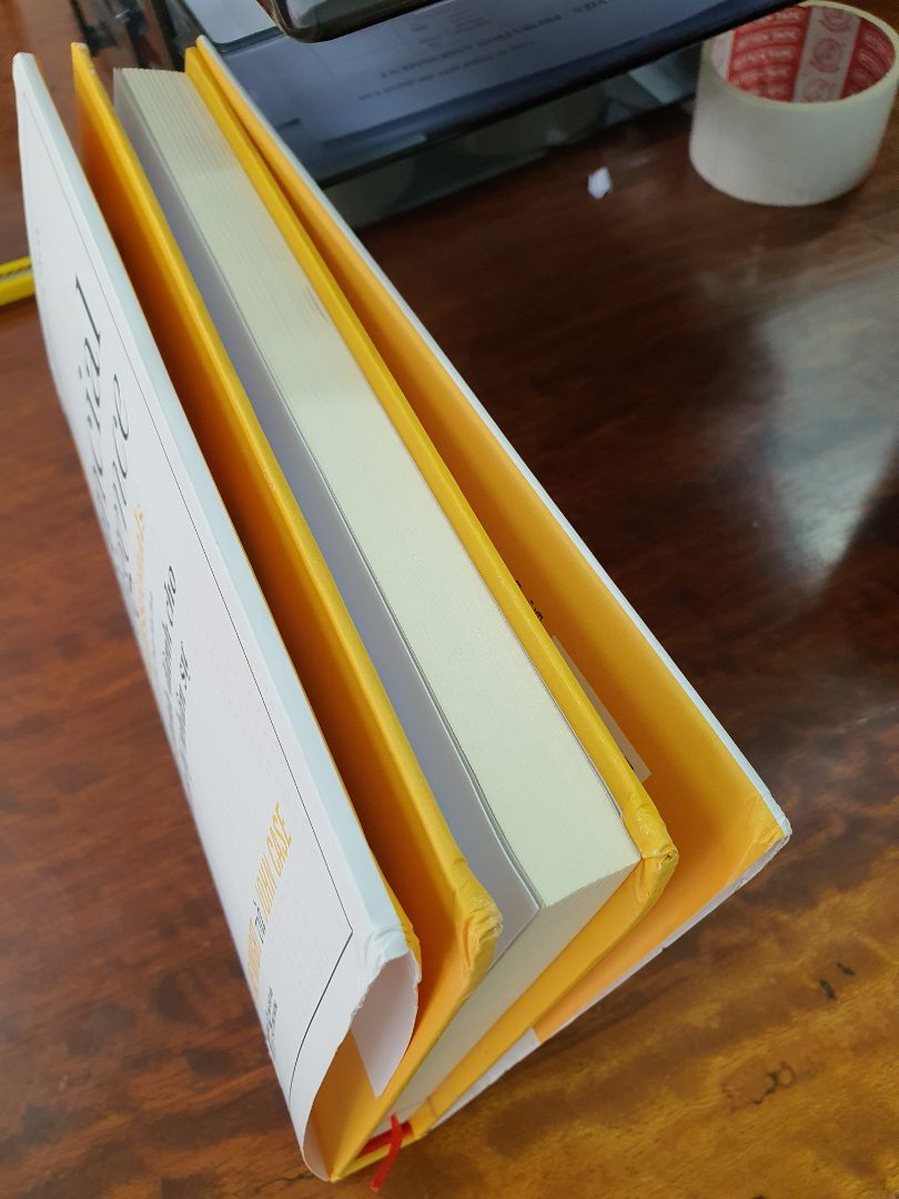 Sách bỏ vào hộp quá khít nên bị dập góc, yêu cầu trả hàng, gửi lại cuốn mới