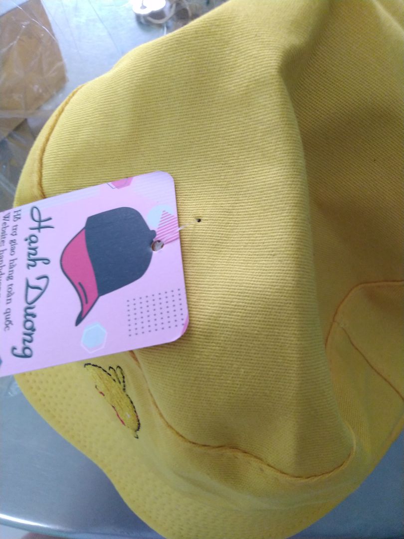 Mình để sai địa chỉ nhưng cả shipper, chủ shop và Tiki vẫn vui vẻ ship lại đúng nơi cho mình, dù quãng đường khá xa. 6* cho dịch vụ giao hàng nhé! 
Mình chỉ góp ý xíu là shop đừng bấm tag lên phần đỉnh nón như vậy sẽ để lại cái lỗ xí lắm ?