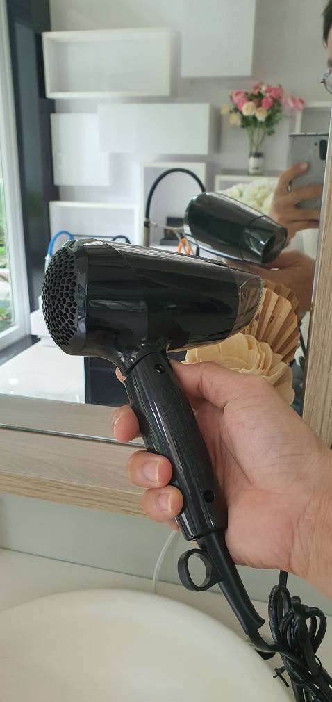 Máy nhỏ gọn mẫu mã đẹp, có 3 chế độ gồm
1. Sấy nhiệt nhẹ, gió nhẹ.
2. Sấy nhiệt vừa, gió mạnh.
3. Sấy nhiệt mạnh, gió mạnh.
Độ ồn vừa phải, vì công suất 1200w không quá lớn.
Phù hợp cho những người tóc không quá dày, xài ok.