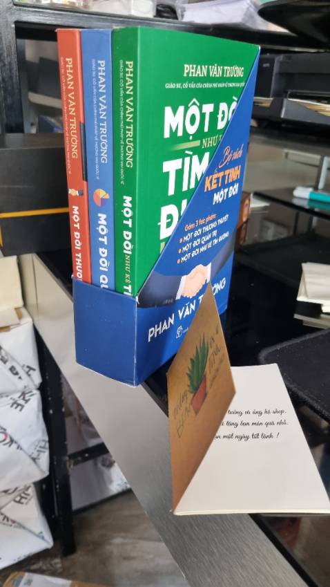 Sách ngọai hình đẹp. Giấy đẹp, shop có quà dễ thương. Hơi cấn góc 1 tí do bên giao hàng ko cẩn thận. Thời gian giao hàng lâu hơn dự kiến.