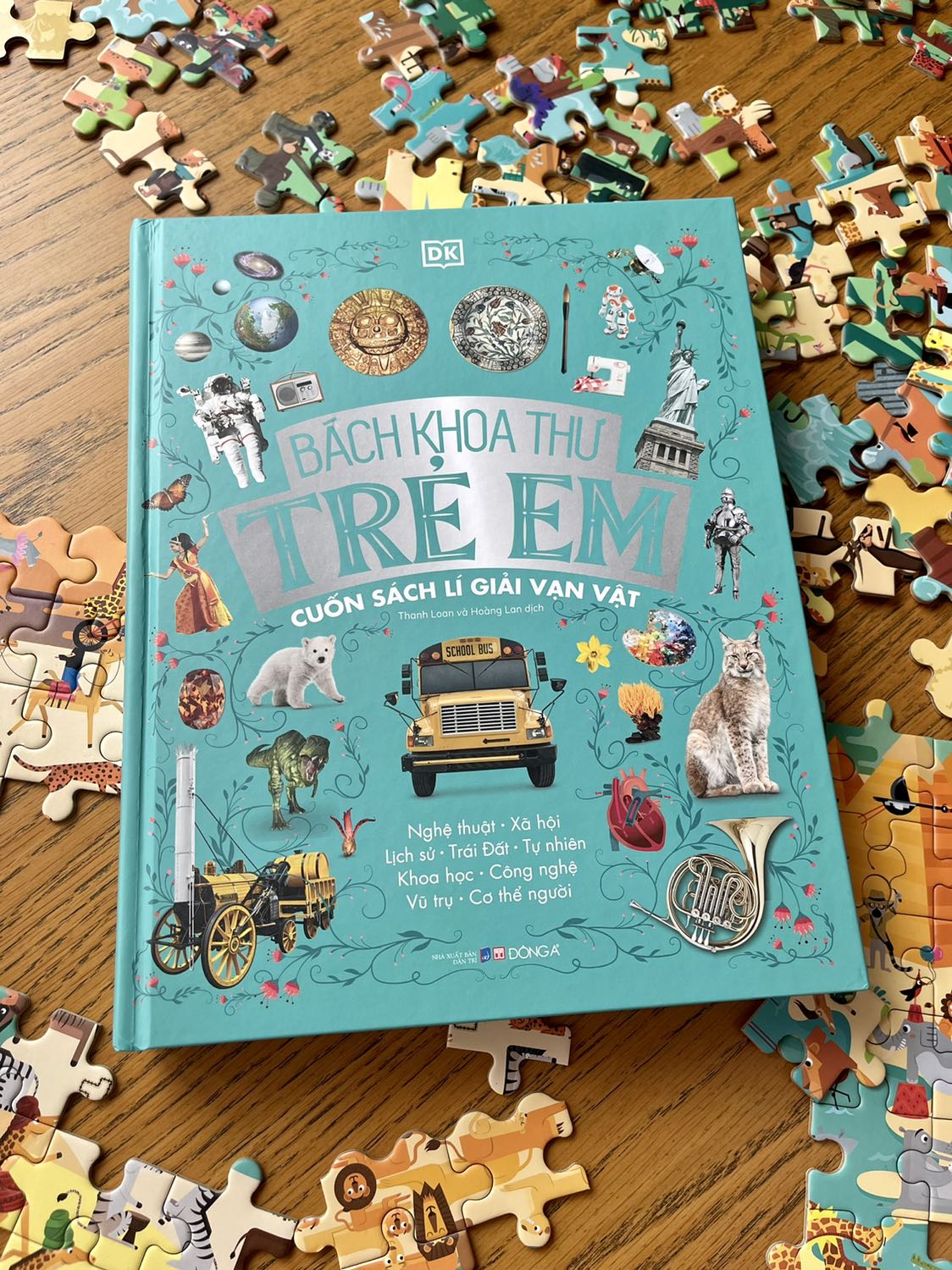 Sách rất bổ ích, thông tin bao quát và dễ hiểu, hỉnh ảnh minh hoạ đẹp, chất lượng in ấn xịn. Đặc biệt hữu ích cho các bố mẹ có các bé chưa biết đọc để giải thích và khám phá vạn vật. Đóng gói và giao hàng chuyên nghiệp. 10 điểm hài lòng. Có điều sách hơi nặng với bé dưới 5 tuổi nên bố mẹ cẩn thận.