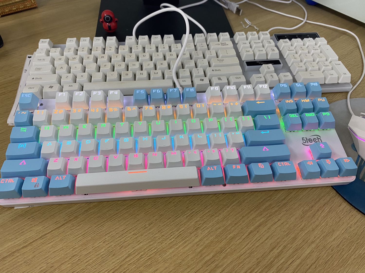 rất thích cái bàn phím này, bàn phím sài ngon, giá ok, gõ tách tách , đủ kiểu nháy đèn , bàn phím oke lắm shop. 5sao rất thích cái bàn phím này, bàn phím sài ngon, giá ok, gõ tách tách , đủ kiểu nháy đèn , bàn phím oke lắm shop. 5sao