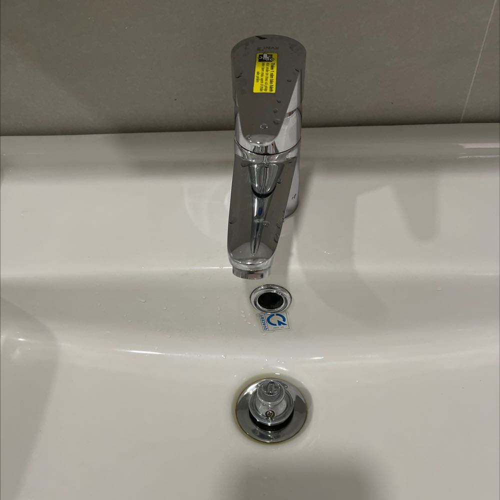 Trước xem review em tẩy cặn kính của hãng này về mà xài quá sức hài lòng nên vác thêm các em khác cũng hãng này về thử. Bình thường mình xài nước rửa chén kì cọ mấy đồ bằng inox thì cũng ra nhưng tốn nhiều thời gian với sức hơn. Em này nhờ cây cọ và sức tẩy mạnh nên quét đến đâu đi vết bẩn đến đó, nhất là mấy khe kẽ bình thường không vệ sinh được thì dùng em này + cọ hoặc bàn chải đánh răng là sạch hết. Nói chung là hài lòng