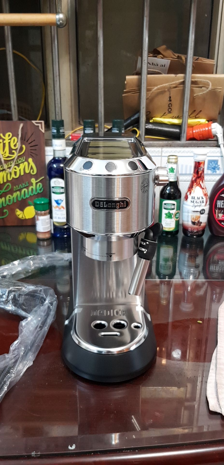 máy pha cà phê siêu chuẩn, chỉ là hơi khó sử dụng ở những lần đầu, cần lên Youtube để tìm hiểu thêm các mẹo để pha được cà phê có lớp crema chuẩn và cách đánh bọt cappuccino được mịn màng hơn.
Máy rất đáng tiền và rất đẹp, khiến góc bếp trở nên sang trọng hơn hẳn.