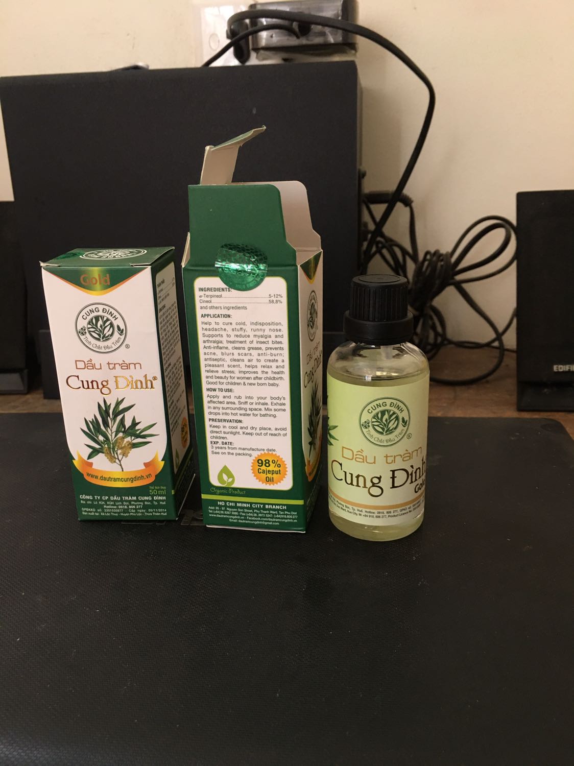 Giao hàng nhanh. Mình ở Vĩnh Phúc mà chỉ 1 ngày đã giao hàng.
Dầu trong vắt, màu hơi ngả vàng chút xíu. Mùi   thơm cay nồng nhẹ nhàng đặc trưng của dầu tràm.
Tem chống hàng giả dán ở đầu trên vỏ hộp, đầu dưới không có nên không có tác dụng. NSX nên cải tiến lại. Có thể dán ở giữa nắp chai và vỏ thuỷ tinh thì khách an tâm hơn. 
Chưa sử dụng nên đánh giá qua vậy thôi. Cảm ơn!