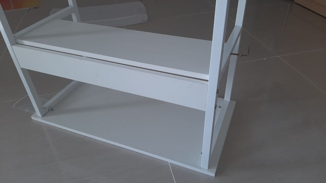 Lúc đọc review thì mình cũng khá băn khoăn vì có cả khen và chê. Nhưng vẫn quyết mua.
Lúc nhận hàng với Tiki được kiểm tra, hàng nguyên vẹn mới dám nhận. Giao hàng ở tỉnh khá nhanh, nhận được sau 3 ngày.
Shop và Tiki đóng gói cẩn thận, hàng nhận về may quá không bị mẻ, hỏng trong quá trình vận chuyển. Miếng gỗ ép nguyên vẹn, khá sạch sẽ.
Shop rất chu đáo, chuẩn bị đủ bộ ốc, có luôn vít và dụng cụ vặn ốc chữ L nên không quá khó khăn lúc lắp. 
Hy vọng bạn nào phân vân đọc được review của mình tự tin order hơn.
Sẽ tiếp tục ủng hộ shop! Cảm ơn shop & Tiki!