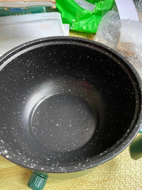 Hàng chuẩn cứng cáp rất đáng tiền. Sản phẩm màu xanh giống trên hình khá đẹp mình thấy lớp sơn khá tốt không biết sử dụng được lâu dài không. Nồi nấu khá nhanh cắm một lúc là sôi mỗi tội chui điện 3 chấu hơi bất tiện. Shop gia hàng nhanh, tư vấn nhiệt tình.