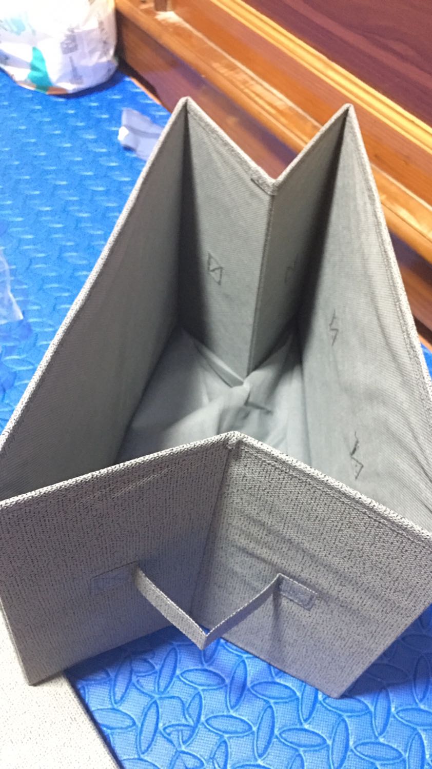 Shop đóng gói cẩn thận
Giao hàng siêu nhanh
Hộp cứng cáp. Màu sắc trang nhã. Đẹp
Có card kèm thư ngỏ cẩn thận thận
Lưu ủa kích thước hộp để mọi người dễ chọn: dài x rộng x cao là 38x25x25. 
Hộp k có nắp nhé mọi người