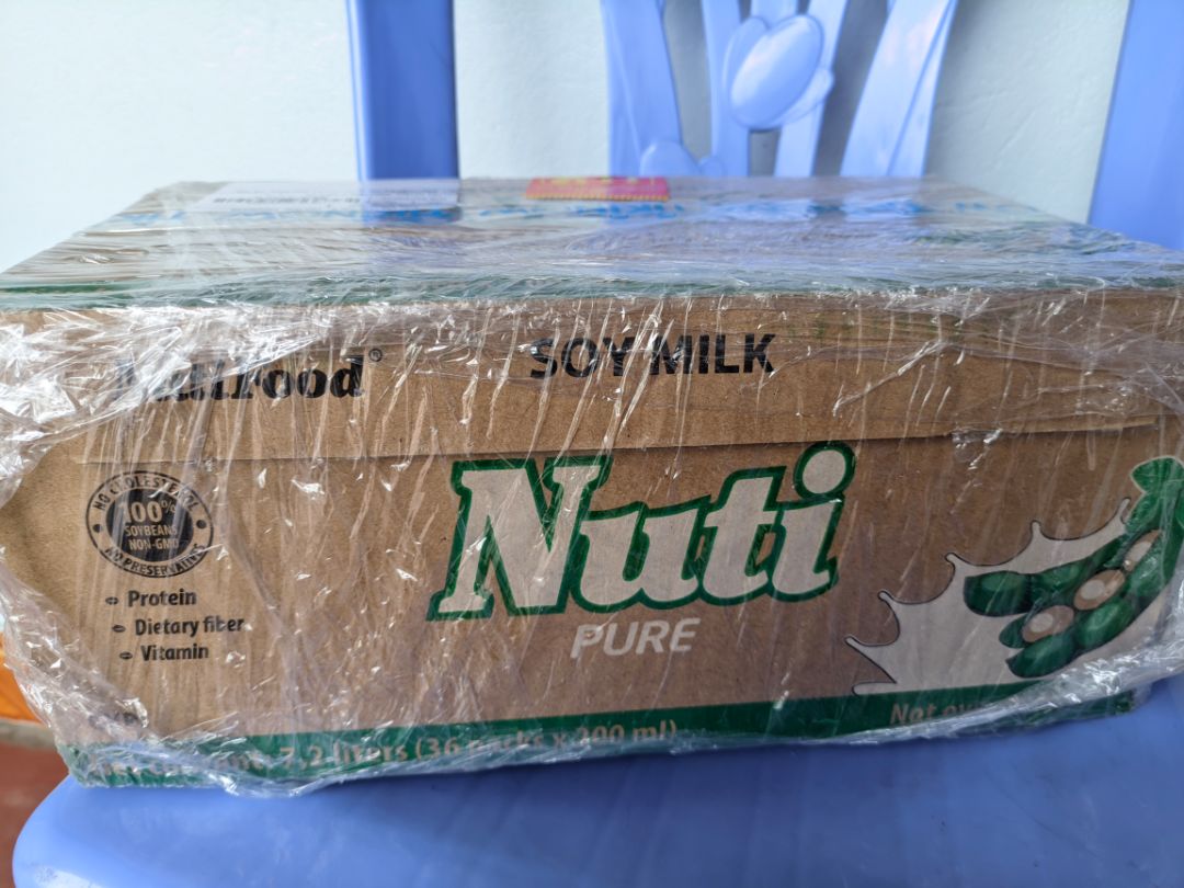 Lấy tạm ảnh tại dùng hết sữa rồi. Sữa chua từ 5 loại hạt uống khá mát không bị sánh như các loại sữa chua uống. vị ngọt vừa có lẽ chỉ người lớn thích trẻ con đang uống milo cho sữa này không thích, uống mát khá ngon