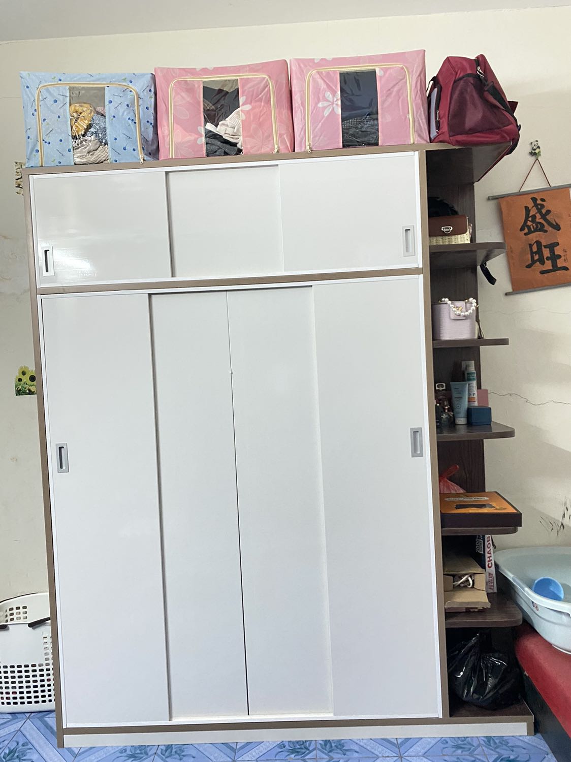 Nhân viên nhiệt tình, chu đáo, lắp ráp cẩn thận, tủ rộng rãi , chắc chắn và đẹp ☺️. 5* luôn nha