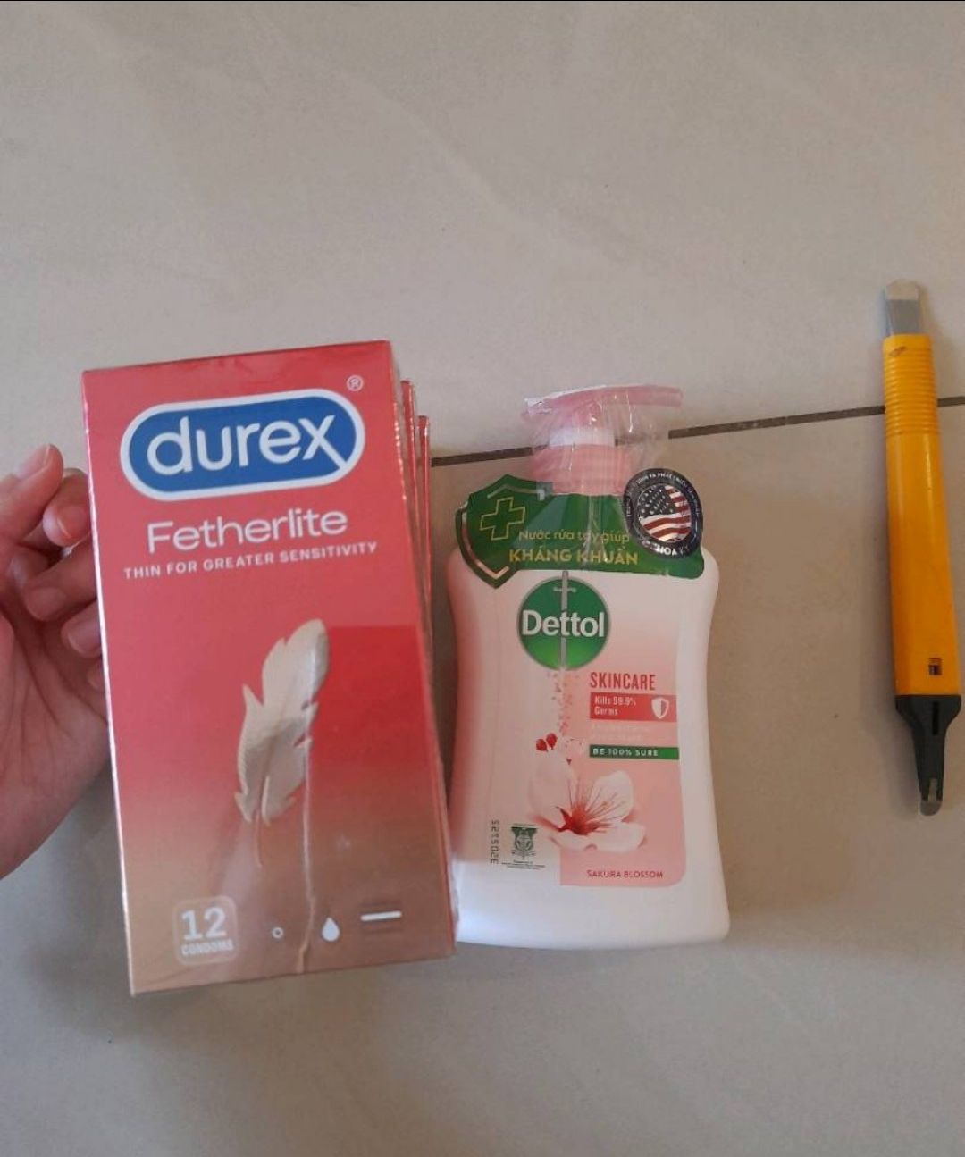 Shop giao đúng, đủ số lượng, giao hàng nhanh, có quà tặng, bao bì đóng gói kỹ, tuy nhiên, chưa tinh tế khi in tên sản phẩm tặng kèm, thiếu tế nhị thôi, chứ sp thì đúng đủ, giá vẫn chát như ngày nào, sẵn sale nên mua nhiều chút, nói chung là ok