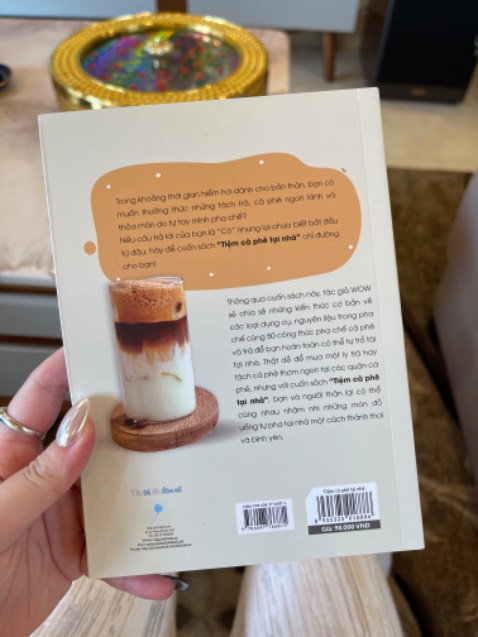 Sách đẹp, giao hàng nhanh 1 ngày mà ở tỉnh đã nhận được. Theo dõi tác giả qua mạng xã hội từ lâu, thấy c ấy ra sách là mua ủng hộ liền. 100đ k có nhưng