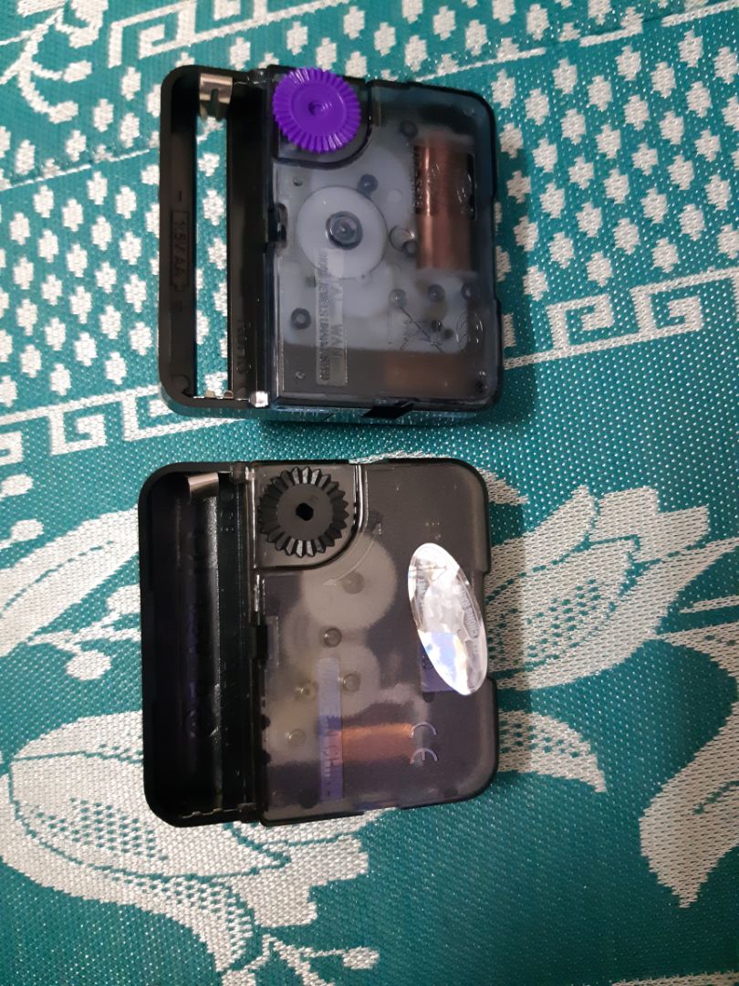 Mới mua 02 cái máy đồng hồ kim trôi, hai cửa hàng (shop) khác nhau trên tiki....giá thành khác nhau...chất lượng thì chưa đánh giá được vì chưa sử dụng . theo cảm nhận riêng của mình thì cái giá rẻ 36.000đ ( ko có đủ phụ kiện...bề ngoài nhìn hơi kém chất lượng có thể không phải hàng kim trôi).