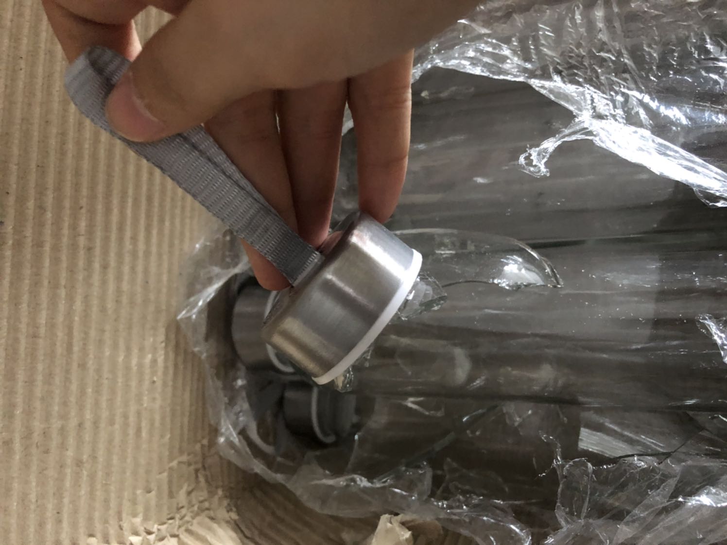 Mua 10 chai thì bể hết 1 chai, chắc là do vận chuyển.
Nhưng mà khâu bao gói cũng ko cẩn thận, đặt 10 chai kế nhau có khoảng trống chắc chắn bị va chạm.
Sao shop ko bọc từng chai như vậy sẽ ko bị bể chứ nhỉ? Còn khoảng trống thì nhét giấy vào....
Nói chung mấy chai thuỷ tinh nhìn ok, mỗi tội bị bể thôi
Tiki giao hàng nhanh