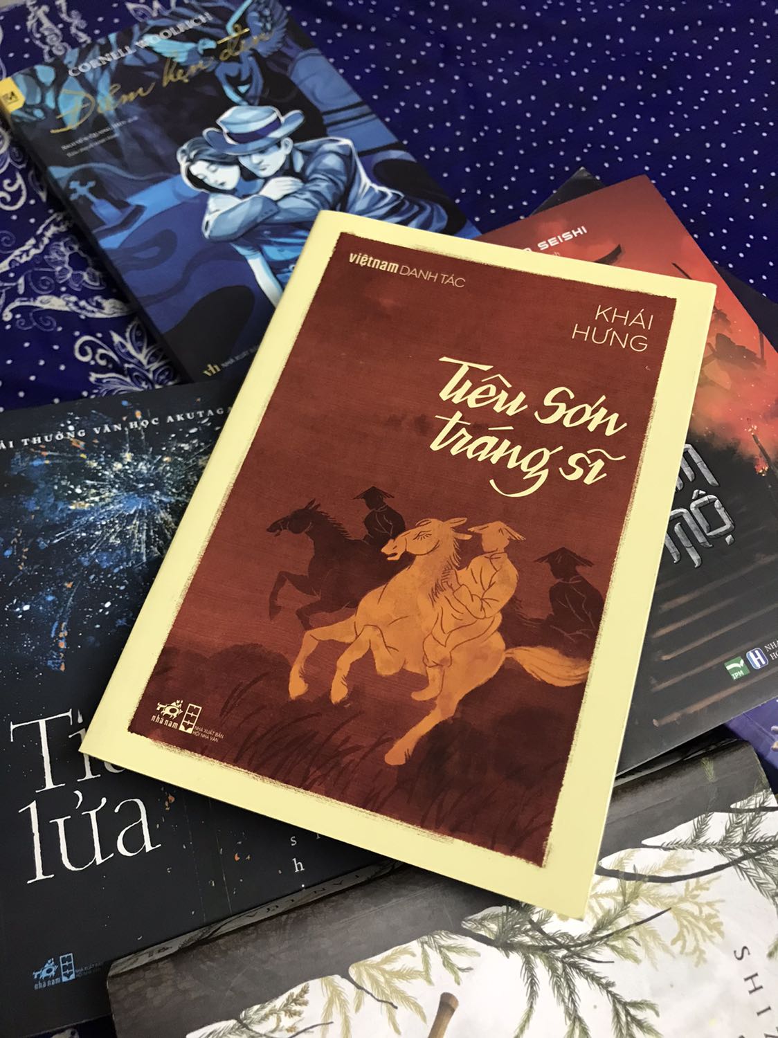 Tôi yêu lịch sử, yêu những người hùng áo vải Tây Sơn. Yêu những trang sử chói lọi về những bước chân Tây Sơn thần tốc đại phá quân Thanh, đánh cho Tôn Sĩ Nghị, Sầm Nghi  Đống hồn siêu phách lạc. Cho nên, đến với Tiêu Sơn Tráng Sĩ, một cuốn tiểu thuyết võ hiệp hư cấu về những kẻ sĩ trung thành với triều đình nhà Lê đang suy tàn chỉ như tìm hiểu thêm 1 lát cắt lịch sử dưới 1 góc nhìn khác, góc nhìn của triều đình chính quy chứ không phải phường nông dân khởi nghĩa Tây Sơn.

Khải Hưng viết Tiêu Sơn Tráng Sĩ với cách hư cấu hoá nhân vật lịch sử, truyện không hề khô khan mà ngược lại, rất mượt mà, nhiều đối thoại để lột tả tâm tư chí hướng, nhiều cảnh thiên nhiên thơ mộng  nhưng hùng vĩ để thể hiện sự lạc quan, nhiều phong tục đời sống con người thời đó sao cho truyện lột tả được cái hồn, cái sinh động của một giai đoạn trong lịch sử.

Phạm Thái, nhân vật chính trong tiểu thuyết là đại diện cho 1 lối sống: “không thành công cũng thành nhân”, một quan điểm sống tích cực, hết lòng cho lý tưởng, cũng như từng khoảnh khắc của hiện tại. Phạm Thái còn là hình ảnh quy chiếu của những tri thức trẻ làm cách mạng, xem thường hiểm nguy, vì tổ quốc, lý tưởng mà sẵn sàng hy sinh tuẫn tiết. Như các bạn thấy, triều Lê suy tàn, TÂY SƠN thuộc về lịch sử, còn Tiêu Sơn Tráng Sĩ với Phạm Thái, Trương Quỳnh Như…thuộc về văn chương. Cứ thưởng thức thôi, mất gì đâu. Một tiểu thuyết võ hiệp hay và đáng đọc của Khái Hưng.