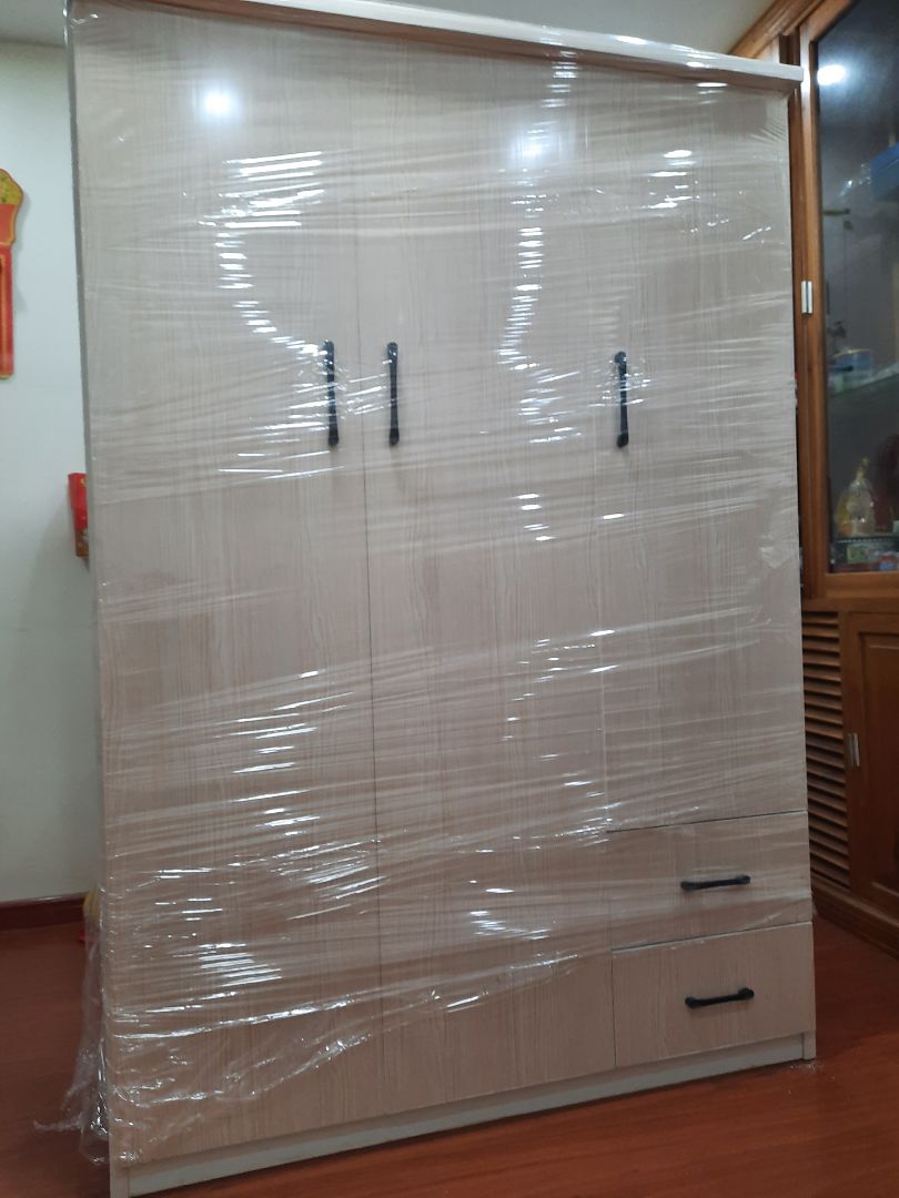 Sản phẩm cứng cáp chắc chắn. Tấm phía sau khi đinh vít vào hơi bị phồng. Tủ bị mùi nhựa nồng nặc quá. Hiện tại mình vẫn đang để cho bớt mùi chưa sử dụng để quần áo được vì sợ ám mùi. ko biết bao lâu sẽ hết mùi ta. Đặt màu hồng nhưng ko có hồng chỉ còn vân gỗ. Thêm 1 điểm nữa là nhà bán liên hệ lại sau đó khi nói rằng địa điểm nhà m ở xa và hỗ trợ thêm phí vận chuyển nhưng m ko đồng ý vì m đã thanh toán trc, tiki cũng đã xác định được số tiền vc khi m điền địa chỉ giao hàng nên m ko chấp nhận liên hệ xin thêm phí vc được trong khi nhà m vẫn thuộc HN. Cuối cùng nhà bán đã khắc phục điều đó và giao hàng đúng tgian. 3.5*