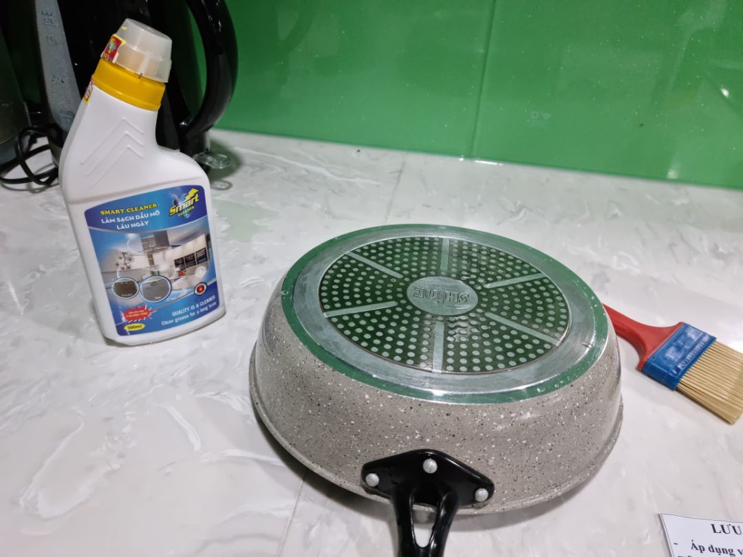 chà thử cái chảo thấy sạch tinh, hình trước và sau khi chà. đổ dung dịch lên, để 5p, dùng cọ là ra hết các vết, những chỗ cứng đầu thì dùng miếng nhôm chà nồi để chà