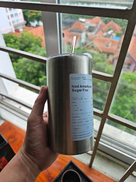 Ống hút hơi nhỏ. Loại này chắc dùng đựng đồ lạnh được thôi chứ không đựng đồ nóng được