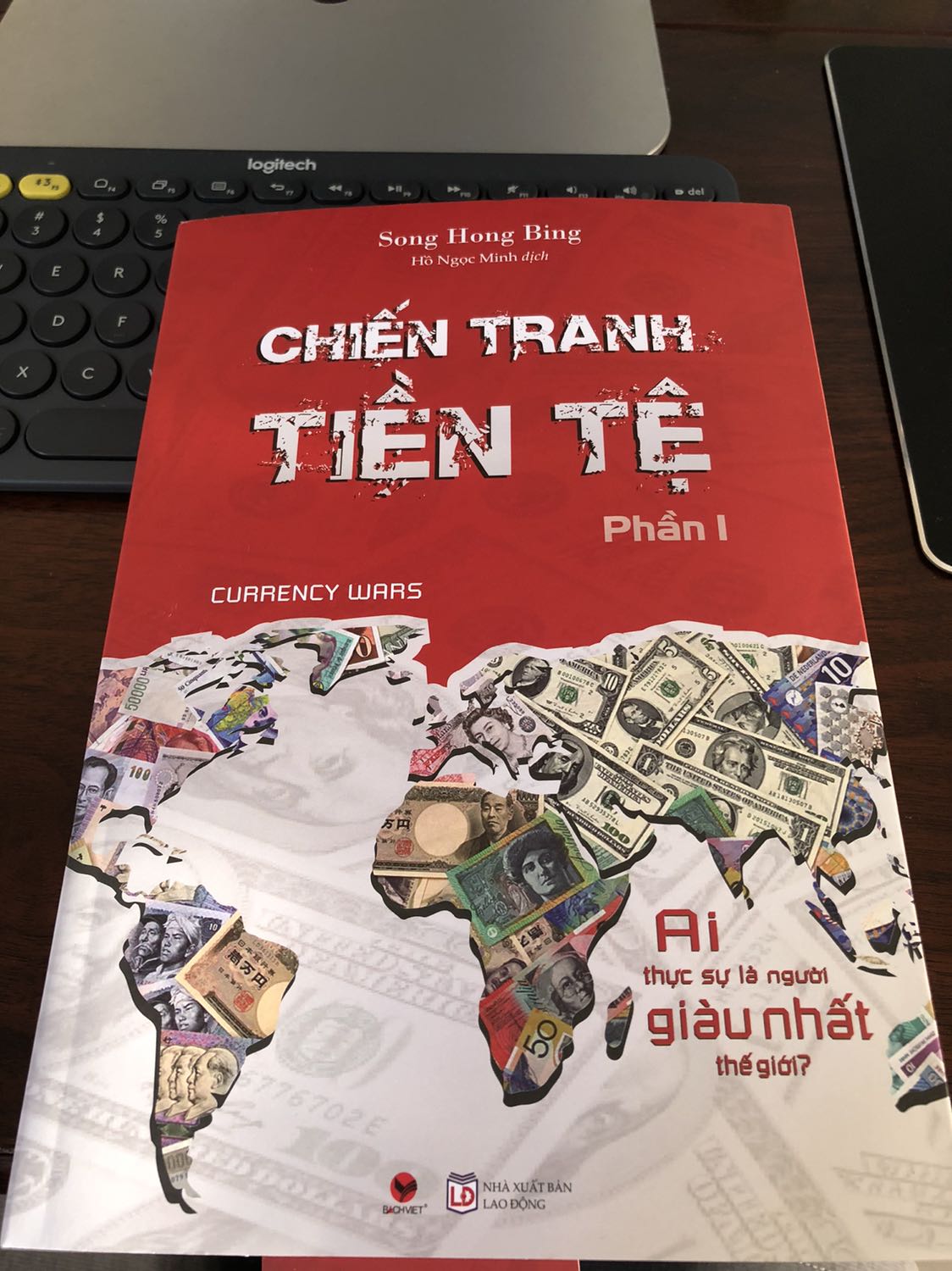 Về nội dung sách: 3/5 điểm
- Tôi đã đọc phần 2 trước và rất thích thú nhưng phần 1 này có cảm giác hơi định hướng và thiếu dẫn chứng cụ thể để thuyết phục.
- Tuy nhiên cuốn sách được dịch từ tiếng Trung nên hành văn rất mạch lạc, phân chia bố cục dễ nhìn dễ nhớ, nội dung không bị trùng lặp.
Về Tiki giao sách: 5/5 điểm
- Sách vẫn đẹp và được đóng gói cẩn thận như bao lần. Tôi đã mua hơn 7 triệu tiền sách từ Tiki và sẽ gắn bó lâu dài nữa. ?