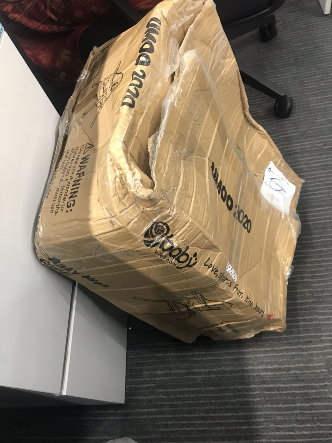 Ghế đẹp, chắc chắn và giao đúng mẫu. Tuy nhiên giao hàng trễ 2 ngày so với dự kiến, đóng gói quá tệ nhìn thùng hàng mà hết muốn nhận luôn