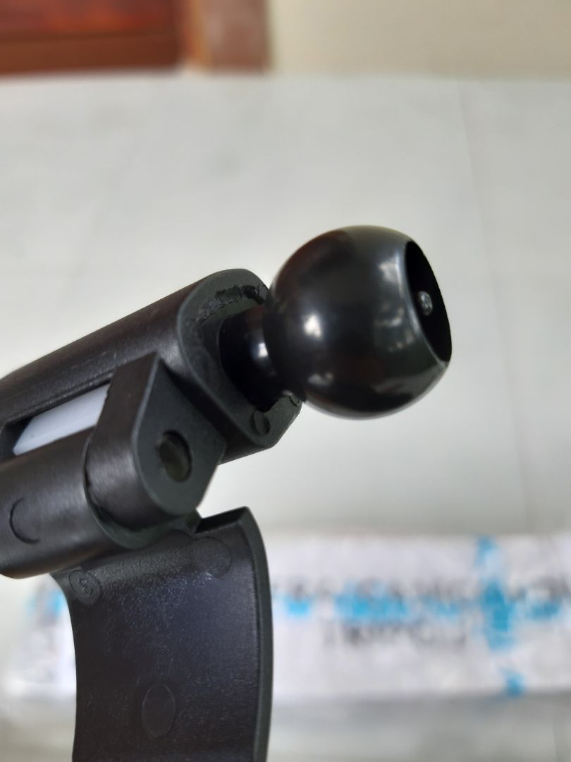 Hàng bị lỗi 1 chân bị kẹt vào trong kéo không ra được đang chờ đổi trả. Cả nhà bán hàng và TiKi đều không kiểm tra hàng trước khi giao?.  Mua hàng TiKi rất nhiều đây là lần đầu mình rất thất vọng làm ảnh hưởng đến công việc phải chờ điện thoại trả hàng mà chưa thấy đâu. Hy vọng Tiki nên kiểm tra hàng lại trước khi giao lại cho mình.