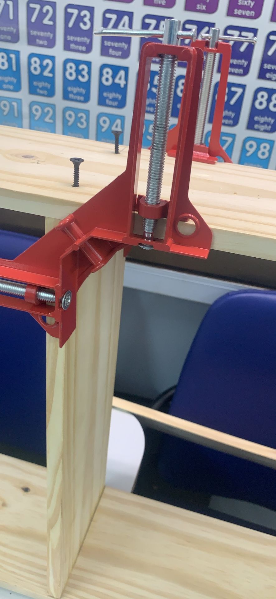 hàng kém chất lượng, tay vặn yếu, kẹp không chặt và dễ bị gãy.