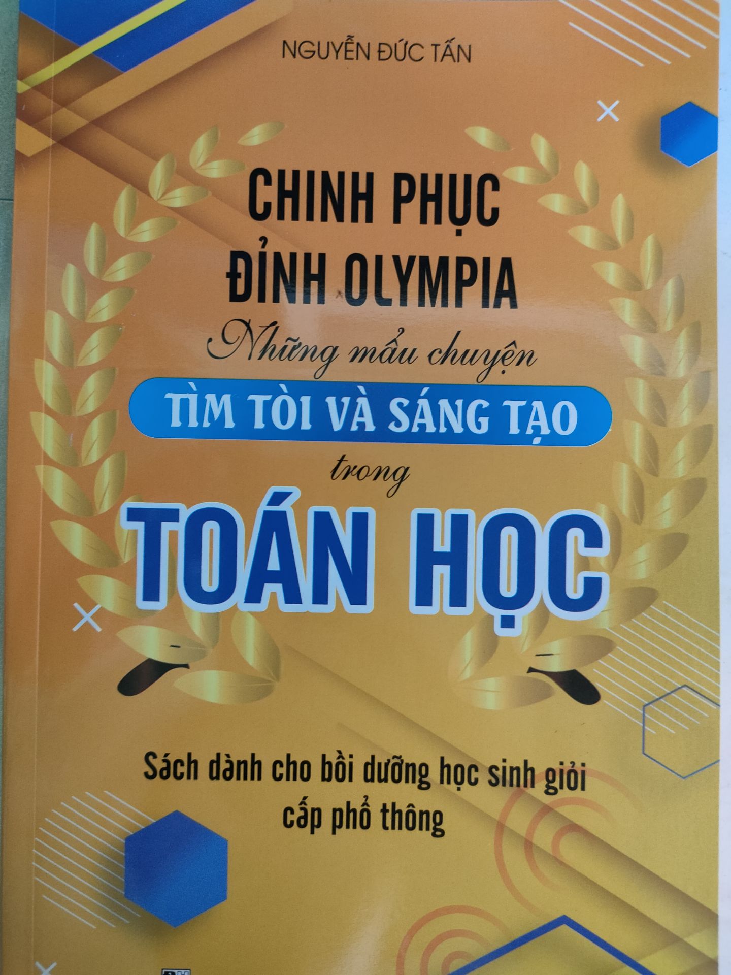 mỏng hơn mình tưởng nhưng mà mình cũng không bận tâm mấy vì chủ yếu mình mua vì lượng kiến thức của ẻm, sách đẹp, giấy trắng sạch, chữ in to rõ, sắc nét, sách hay, hữu ích đáng mua