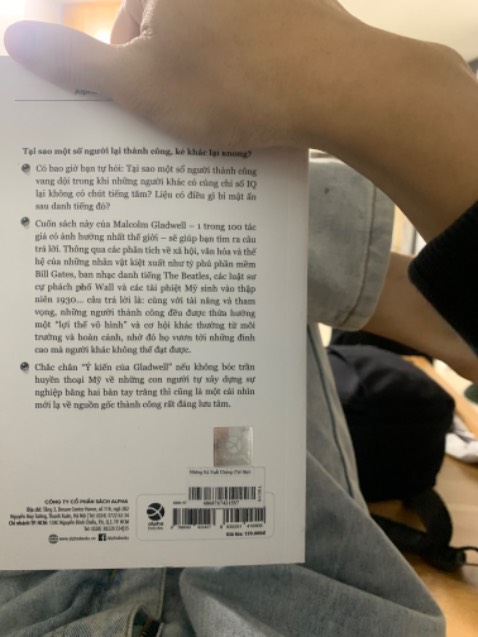 Sản phẩm giao cho khách là hành trưng bày, dính đầy bụi bẩn như sách cũ