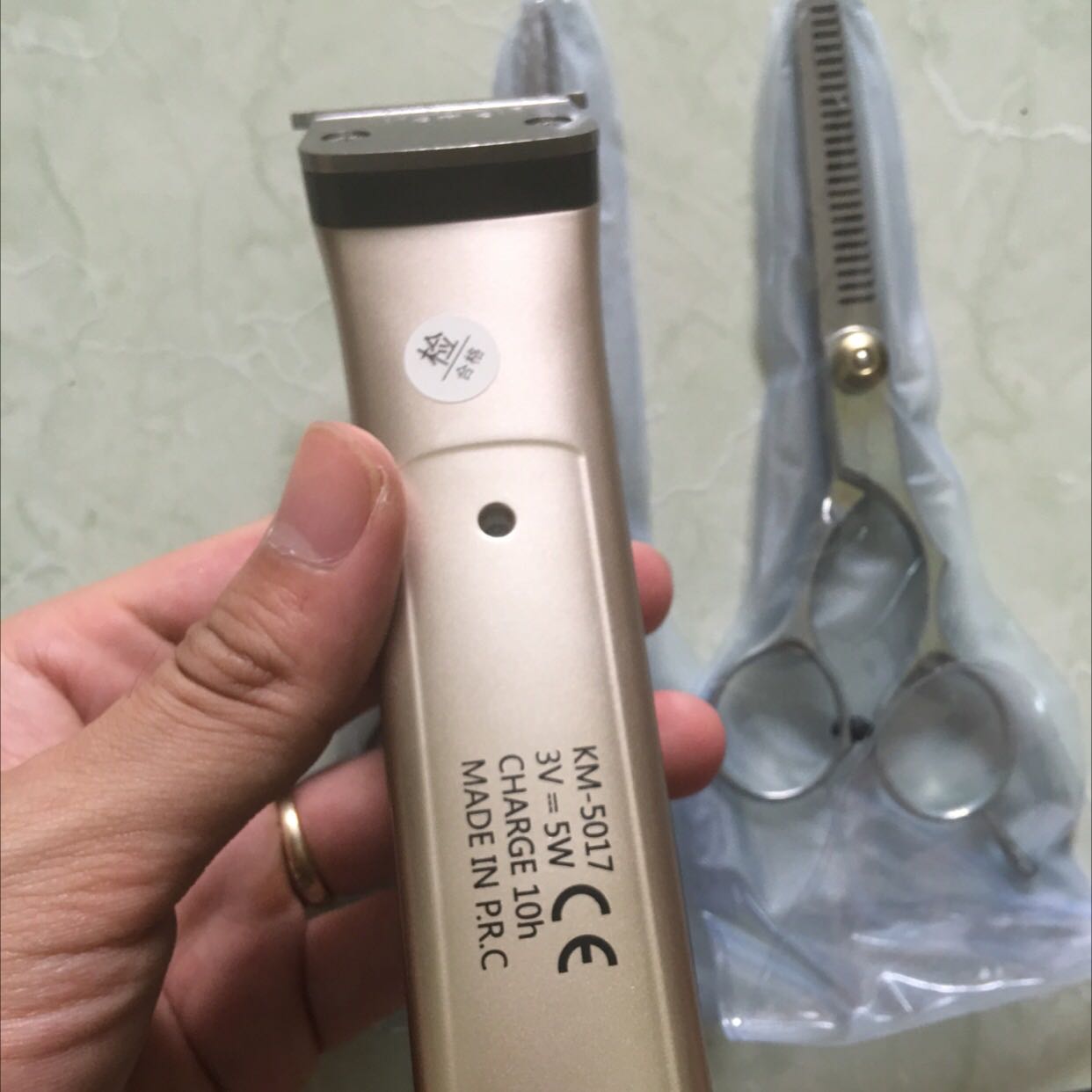 Thấy anh bạn ở công ty mua chất lượng ok nên mua về dùng gia đình. Thấy sp cầm vừa tay. Cắt bén máy chạy khoẻ….
Lưỡi cắt sát. Đang mua