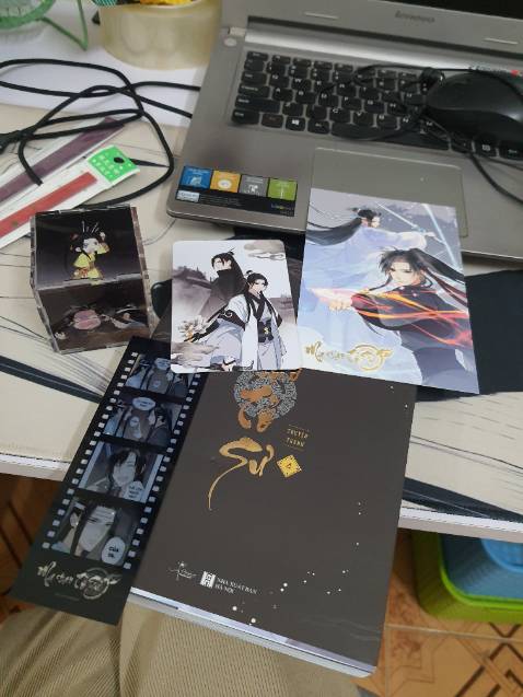 Sách hay, bìa đẹp. Rubik lắp khó và chặt mạnh tay là bị nứt luôn 😭