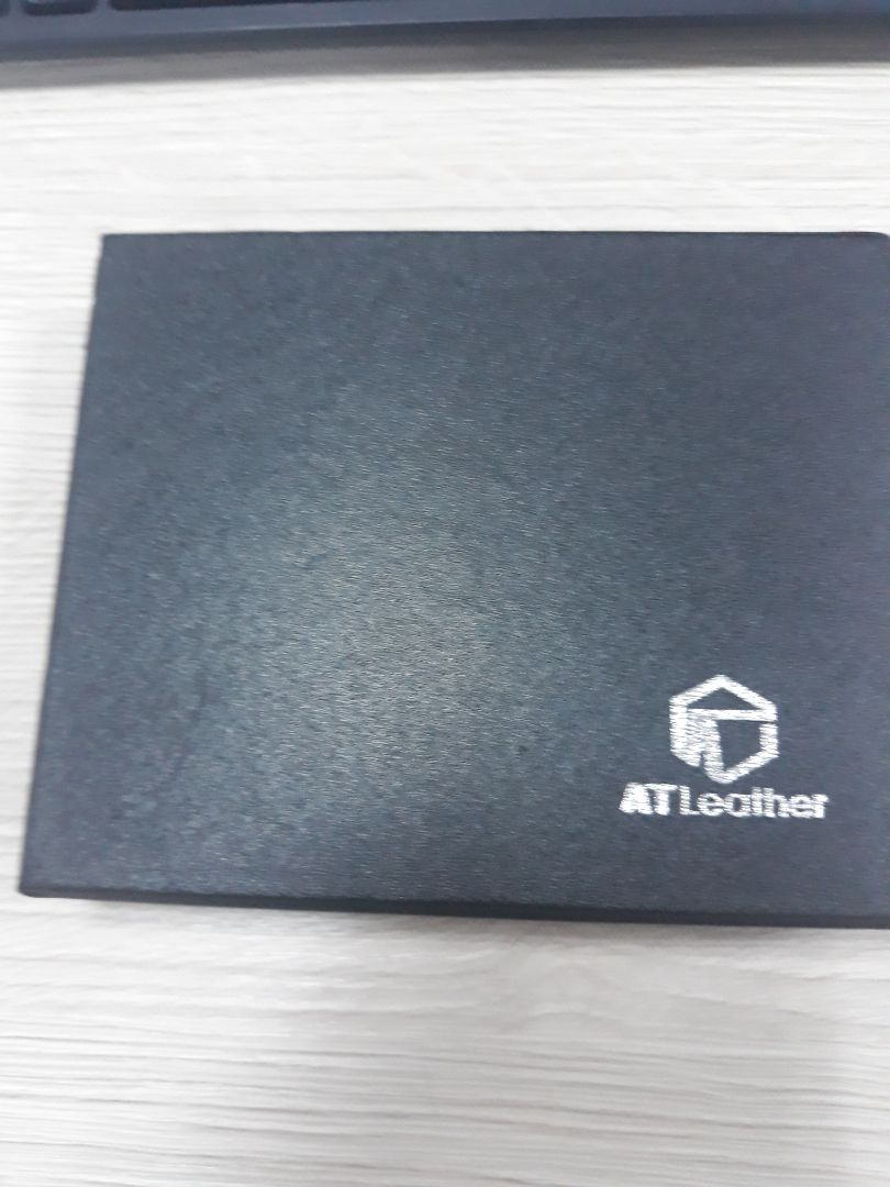 hàng như mô tả các bạn ạ. mỗi tỗi mùi hơi hôi, nhưng ví đẹp, da mềm, chất lượng ok nha