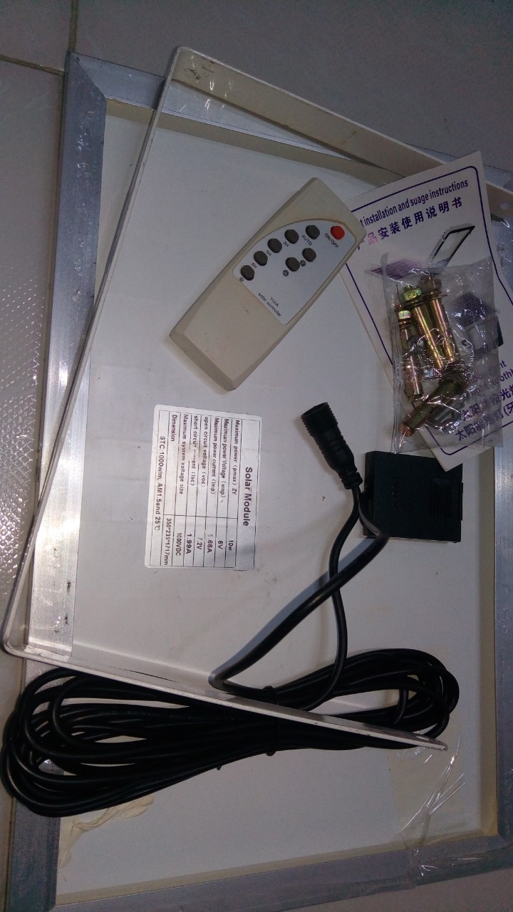 Sản phẩm đèn vỏ bằng nhựa nhưng làm tương tự như sắt, lên ảnh giống như để tòa nhiệt nhưng không phải, chỉ là giả hình sắt. Đèn tỏa nhiệt cao nhưng lại làm khung đèn và vỏ  bằng nhựa.  Khung nhôm bảng Solar quảng cáo: 15W/6V + 420 x 370 x 18mm (hứng ánh sáng mặt trời) giao hàng bảng nhỏ xíu 10W + 350 x 235 x 17.17mm không như quảng cáo. Remote cũ kỹ, siêu trầy như hàng đã xài rồi hoặc đã đổi trả nhiều lần. Tôi cũng đặt 1 số đèn mặt trời tương tự đổi trả nhiều lần do cố tìm loại chất lượng, nhưng lần này mới thấy làm bằng nhựa và đổi trả do sai quảng cáo và cũ kỹ.