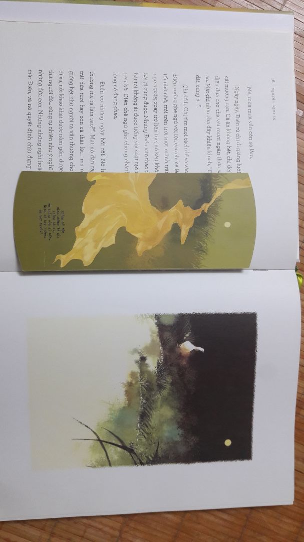 về hình thức sách là ấn phẩm đặc biệt nên rất công phu, khổ sách khá to, bookmark dày dặn và tranh minh họa rất đẹp và nên thơ, mình mua được sale 117k nên rất hài lòng. về nội dung thì 2 câu chuyện luôn phảng phất nét buồn trong từng câu chữ, nhưng giữa cả 2 thì mình thích chuyện đầu tiên hơn cả, về văn phong thì có vẻ mình không hợp lắm nên đọc thấy khá khó hiểu và đôi lúc hơi buồn ngủ:)))