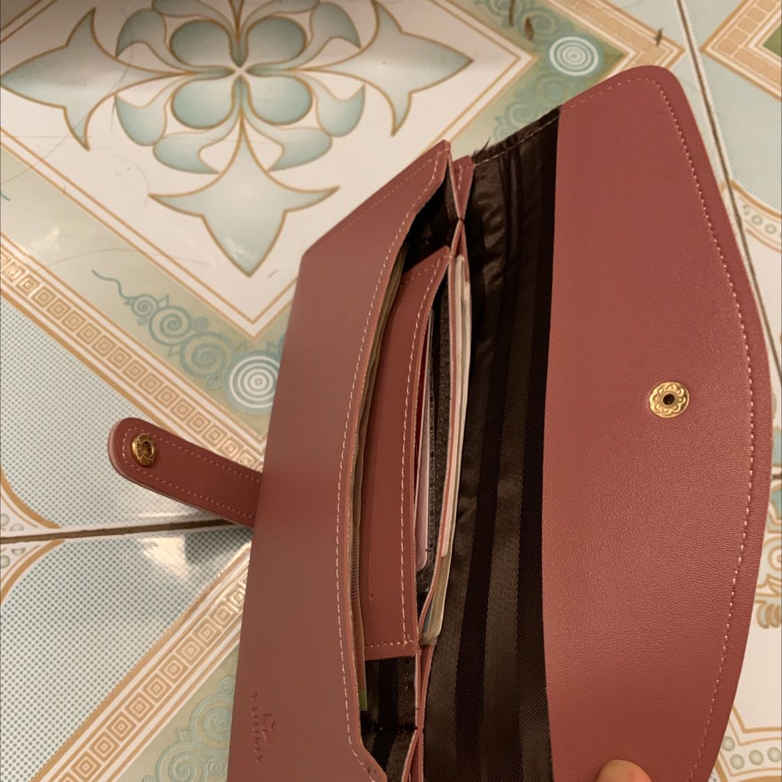 Ví da mềm, màu đẹp, có nhiều ngăn. Để được các nhiều thứ tiện lợi. Mua đợt sale nên rất đáng tiền nhé. Sẽ ủng hộ shop!