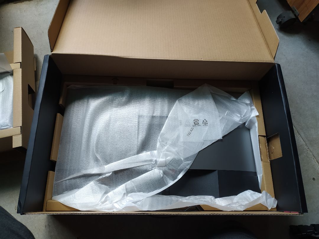 sản phẩm nguyên seal, đồ đạc đầy đủ. Cảm quan thể hiện tốt, sắc nét tuy nhiên màu trắng có vẻ ngã vàng nhạt chưa chuẩn lắm. Đợi dùng thêm vài ngày nữa xem sao.