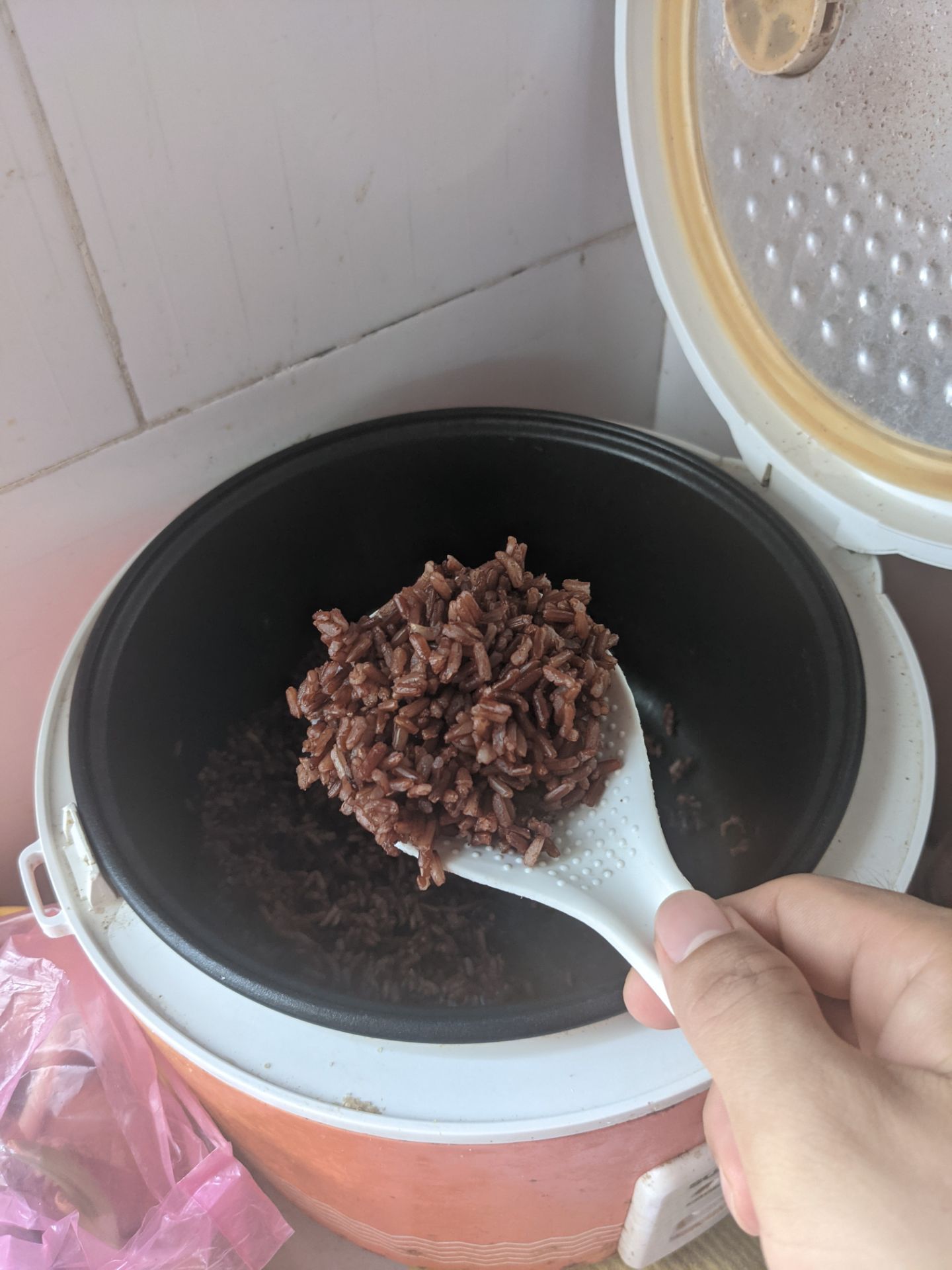 Gạo ngon, xốp giống các gạo lứt khác mua ở siêu thị. Có thành phần dinh dưỡng rõ ràng nên dễ kiểm soát calo hơn so với mua gạo ngoài chợ. Mọi người nên ngâm qua đêm hoặc ngâm chế độ hâm khoảng 1 tiếng trước khi nấu để gạo nở đều hết.