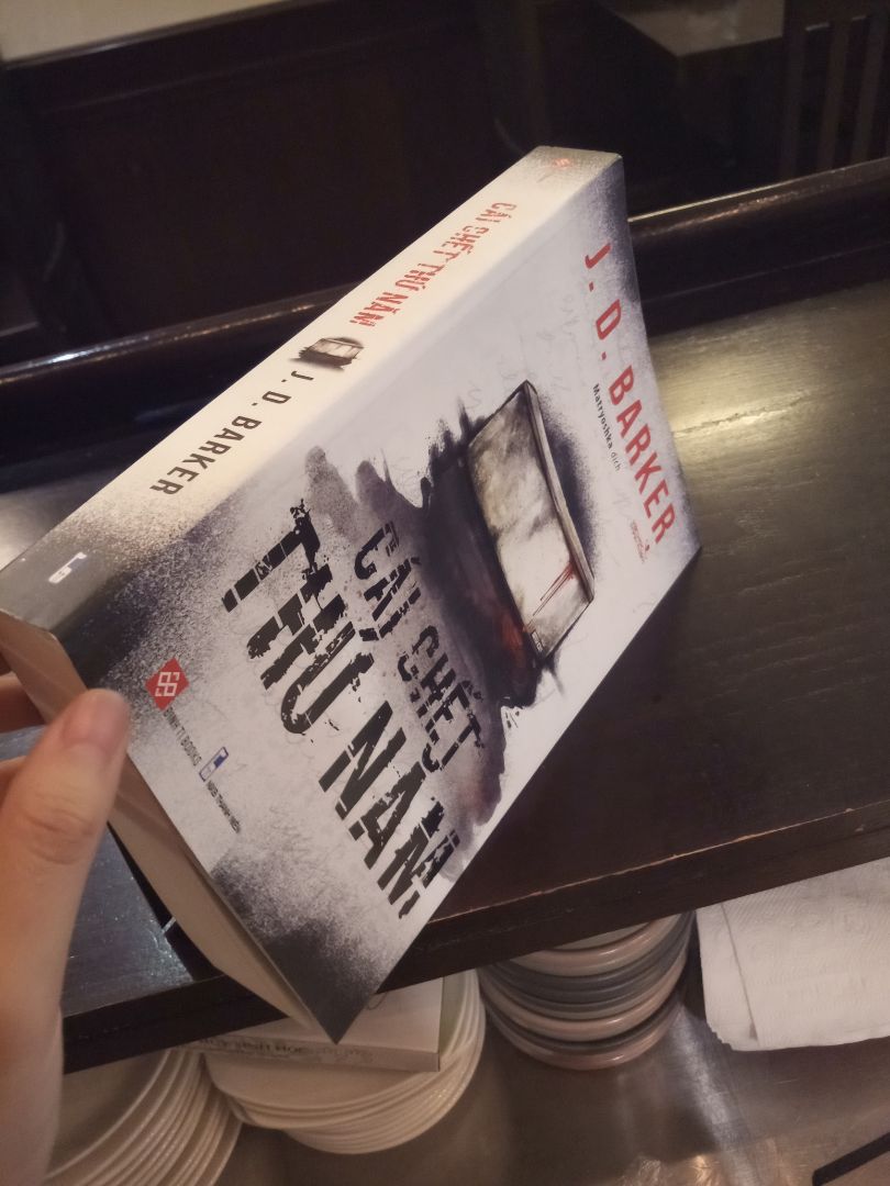 Hãy đọc ạ , mọi người hãy đọc và tự cảm nhận . Mình thấy cách dẫn chuyện , lối hành văn của tác giả thực sự rất hiểu ng đọc cần dẫn lối như thế nào, cần gay cấn , cần kinh sợ như nào. Mua 1 cuốn qua review đơn sơ nhưng thực sự đọc xong thì có ấn tượng khác về truyện của tg J.D.Barker :v 
mình sẽ sưu tầm thêm 2 cuốn nữa của tác giả vì mình đã bị thu phục hoàn toàn. 
Tiki vẫn vậy vẫn đem lại cho mình trải nghiệm rất tốt từ dịch vụ họ cung cấp. Cám ơn rất nhiều.