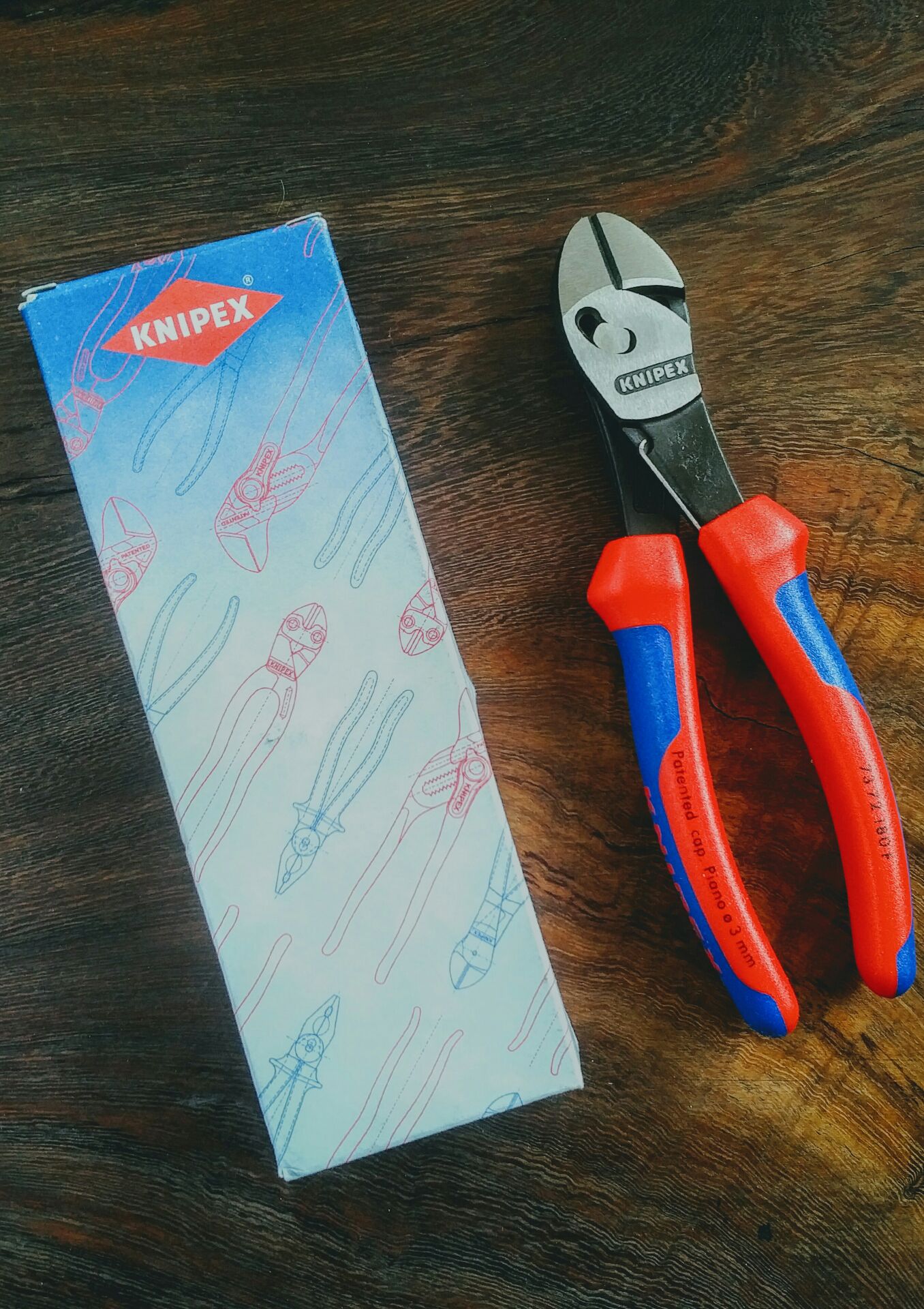 Sản phẩm kìm cắt twin force của Knipex sản xuất tại Đức cực tốt nha quý anh chị em. Chất thép được tôi ở độ cứng 64 HRC, bề mặt thép nguyên bản mộc mạc, mình rất thích kiểu thép này (không bóng bẩy như hàng chợ đâu) cán tay cầm rất vừa,  sử dụng ít lực là cắt được đinh thép cứng ngay...

Shop G7 tool nhận và xử lý đơn hàng nhanh, sản phẩm mới 100%. Vì shop uy tín nên mình thường mua sản phẩm Knipex tại shop lắm ^^ 

Tiki đóng gói cẩn thận, giao hàng cực nhanh