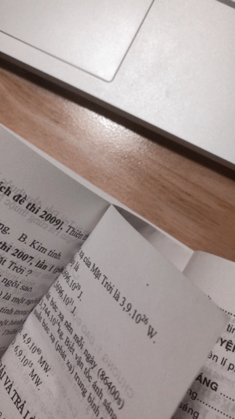về bên ngoài thì sách được bao 1 lớp nylon nên mở ra nhìn sách rất mới, cuối sách thì có 1 vài trang bị dính chưa có cắt ra, sách giảng nói chung cũng dễ hiểu nhưng mà bài tập để luyện thì rơi vào tầm từ 2*** nên mình nghĩ ngoài luyện trong sách thì cũng nên kiếm đề những năm gần đây luyện thêm để nắm kiến thức cho sát với chương trình :v