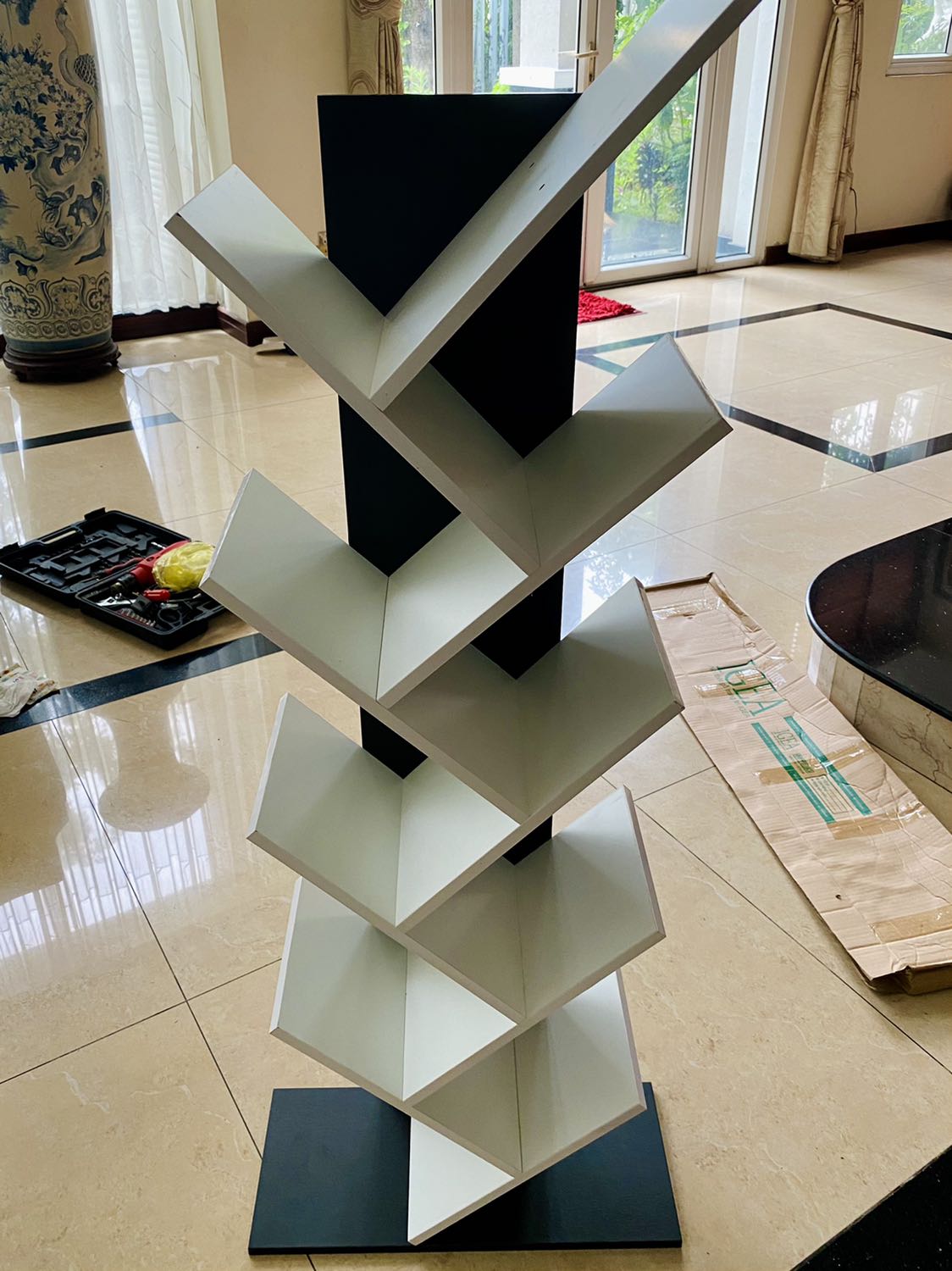 - Lần thứ 2 mình đặt kệ sách từ cửa hàng, đơn lần này giao nhanh hơn dự kiến đến 4 ngày. 
- Hàng đóng gói ổn, bên trong vẫn KHÔNG CÓ TỜ HƯỚNG DẪN, mình không biết cửa hàng có đọc đánh giá của khách hàng để cải thiện điểm này không nữa. Lỗ khoan trên những tấm gỗ không khớp nên vặn ốc rất vất vả. 
- Nhìn chung kệ sách đáng giá tiền, gỗ 2 màu trắng đen khá đẹp & chắc chắn. Với giá cả hợp lý, mình sẽ ủng hộ cửa hàng trong thời gian tới.