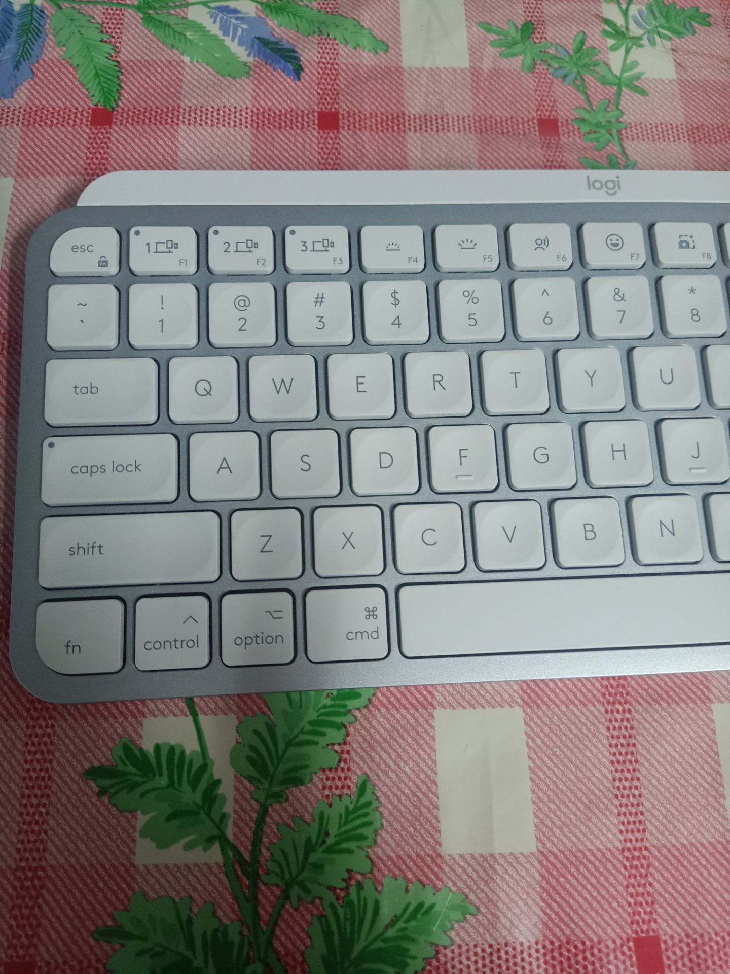 sản phẩm mình đặt là dành cho Windows (nhìn phím Ctrl và Alt là biết) nhưng giao là dành cho Macs. Mình liên hệ shop để mong đổi trả, nhưng shop không hợp tác chút nào. Nói hàng đã giao và qua sử dụng thì không đổi trả, thu hồi, dù mình nhận được hàng là liên hệ trong ngày. Vậy trách nhiệm của shop nằm ở đâu, khi giao hàng không đúng mô tả? Mình nhờ Tiki can thiệp, Tiki cũng có chính sách được đổi trả hàng khi bên bán giao không đúng với hình ảnh quảng cáo, mình đang đợi Tiki xử lí.