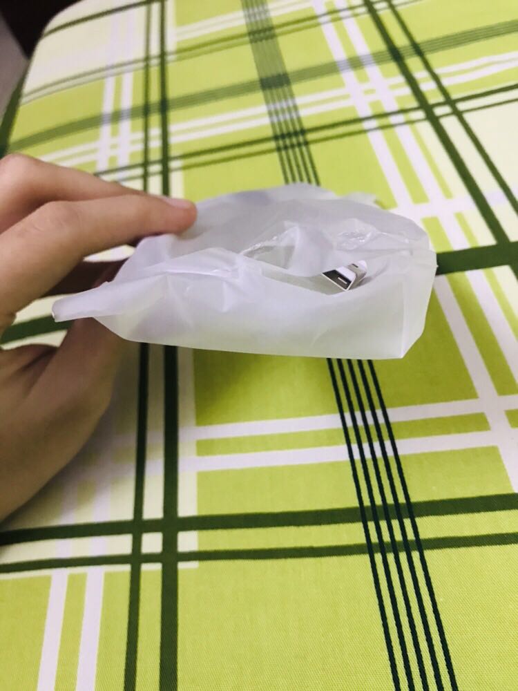 Mình vừa nhận được hàng. Tiki giao hàng đúng hẹn. Đóng gói hàng cẩn thận. Nhưng ko hiểu vì sao hộp có dấu hiệu đã bị mở. Băng keo niêm phong bị cắt. Tem vàng thì vẫn còn nguyên. Bên trong bì ni lông cũng đã bị mở. Mình check mã code thì đúng hàng thật và mới được check lần đầu. Tiki có thể giải thích dùm mình vì sao được ko ạ?!
Còn dây sạc nhìn cứng cáp, dày dặn. Cắm máy sạc ổn. Chờ dùng một thời gian xem thế nào. Mình vừa nhận được hàng. Tiki giao hàng đúng hẹn. Đóng gói hàng cẩn thận. Nhưng ko hiểu vì sao hộp có dấu hiệu đã bị mở. Băng keo niêm phong bị cắt. Tem vàng thì vẫn còn nguyên. Bên trong bì ni lông cũng đã bị mở. Mình check mã code thì đúng hàng thật và mới được check lần đầu. Tiki có thể giải thích dùm mình vì sao được ko ạ?!
Còn dây sạc nhìn cứng cáp, dày dặn. Cắm máy sạc ổn. Chờ dùng một thời gian xem thế nào.