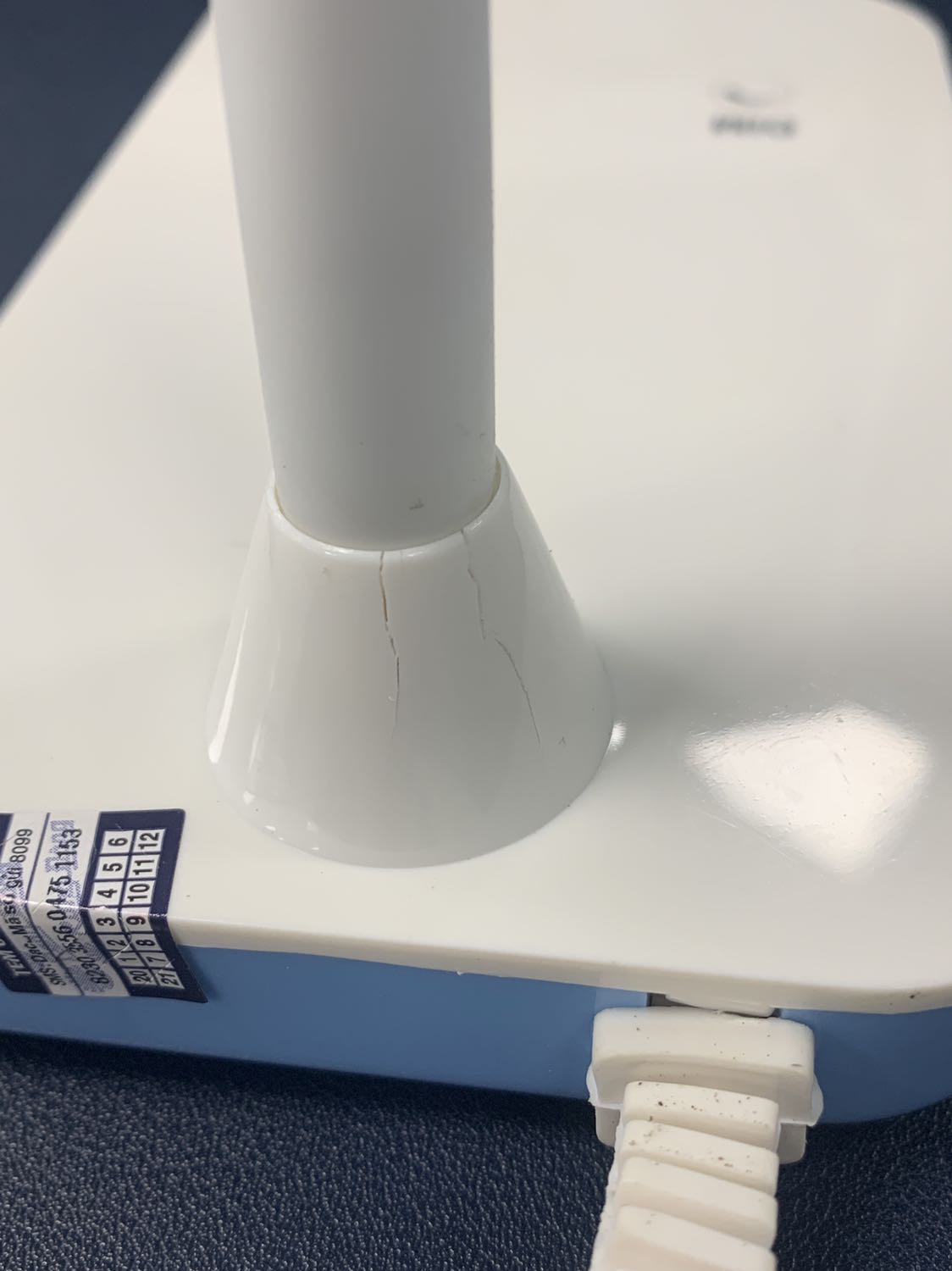 Chân đế đèn bị nứt, giao đèn cũ ( có thể là hàng trưng bày) bị xước hết bề mặt điều khiển
Đèn từ năm 2020