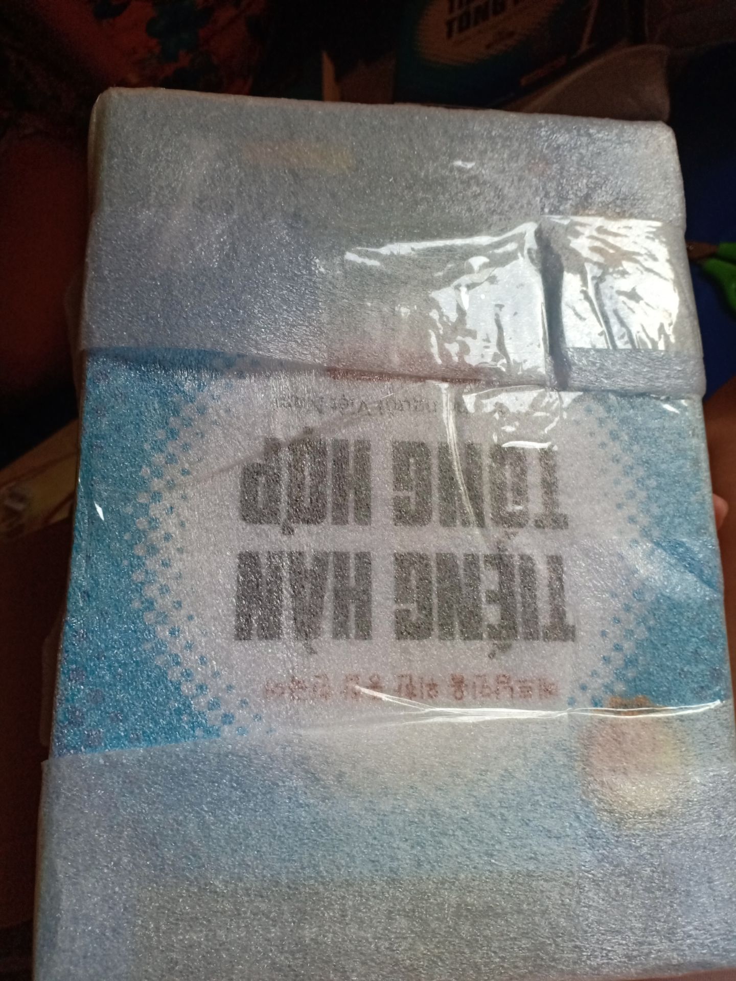 Sách gói kỹ lắm, mấy lớp màng xốp bọc lại luôn. Giấy thơm màu đẹp, bìa láng o, mới cóng. Mình thích lắm. Nhìn có hứng học lắm luôn. À, còn được tặng kèm cuốn số nhỏ xinh xinh nữa nè 😃 Xin cảm ơn 💐💐