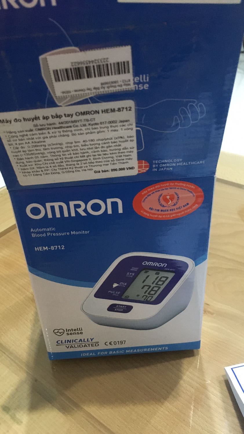 đầu tiên sản phẩm sử dụng được. đo gần giống so với thực tế cho 3 người: cao, bthuong, thấp. và cho chỉ số gần giống.
Nhưng chưa biết xài lâu dài ntn Vì:
mình đã mua máy tại cửa hàng y tế cách đây 4 năm. máy mới bị hư nên mua mới.
so sánh thấy chất lượng hơi khác.
1. không có chức năng hiện lỗi khi đang đo mà có cử động. (đã thử cử động và nhảy loạn xạ.
2.màn hình nhựa kém , chạm vào là lõm xuống.
3.vỏ hộp khác so với thực tế.
4.pin đi kèm không phải pin maxell akalink như quảng cáo trên bao bì
5. tem không phản quang như sản phẩm khác. chỉ ghi quality pass.
tóm lại mình không nghi ngờ hàng giả. mà sao hàng nội địa kém chất lượng. thất vọng hơn so với mong đợi.