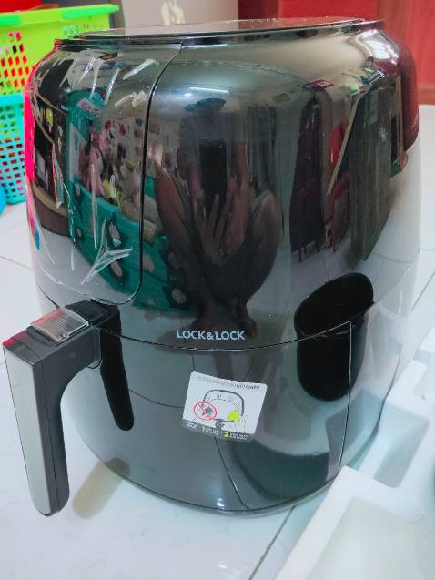 Nồi chiên siêu to khổng lồ. Tiki giao hàng nhanh. Quạt kêu hơi to. Phải chờ time sử dụng mới đánh giá được chất lượng. Hy vọng nồi bền. Nếu nhà chỉ có 4-5 thành viên thì nên mua nồi loại 5 tới 5.5L là ok. Nồi này to lắm. Mọi người nên cân nhắc về kích cỡ của nồi.