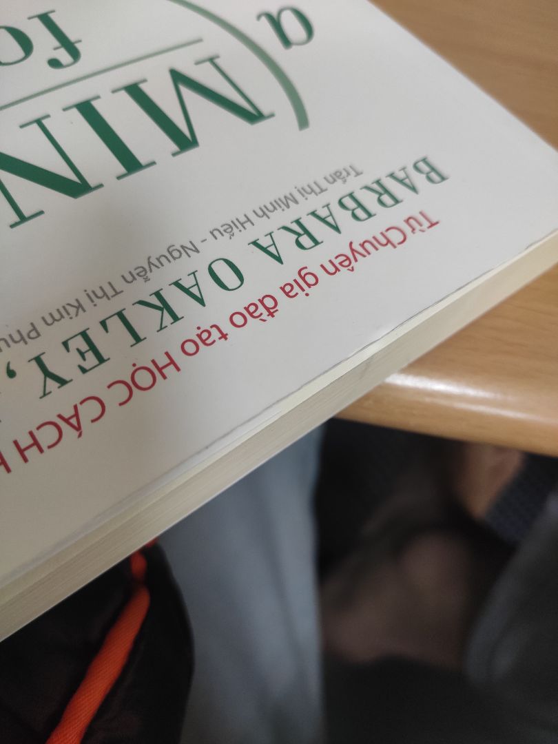 mép quăn, gáy bẩn, như hàng tồn