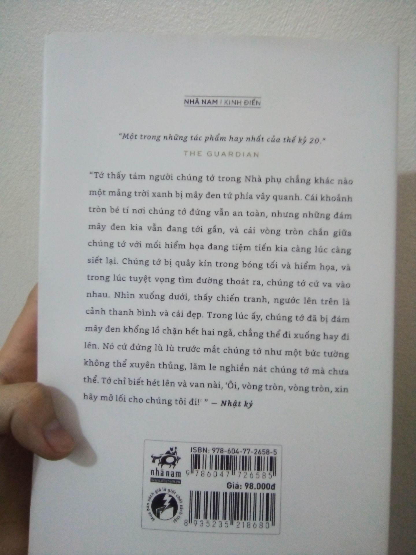 bìa sách hơi bẩn 1 chút n mà k sao vẫn tạm ổn, cuốn sách này thì quá tuyệt vời rồi có thể đối với một số người cuốn này khá nhạt nhưng đây lại là 1 trong những cuốn sách đáng để đọc 1 lần trong đời. Thực sự rất đáng , cuốn sách thuộc thể loại bút kí kể về anne và quãng thời gian cô bé cùng gia đình lẩn trốn sự trung lùng của Đức Quốc Xã. Mạch chuyện khá chậm , nhẹ nhàng, k có quá nhiều kịch tính. Thích hợp đọc vào ngày mưa ???